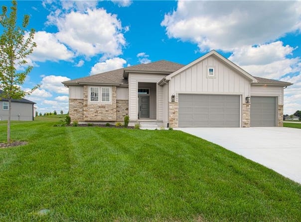 2007 Foxtail Point, Kearney, MO 64060