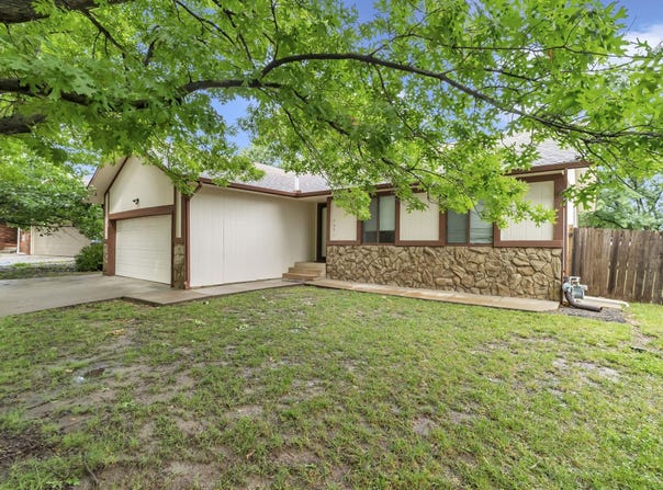 2031 N Burning Tree, Derby, KS 67037