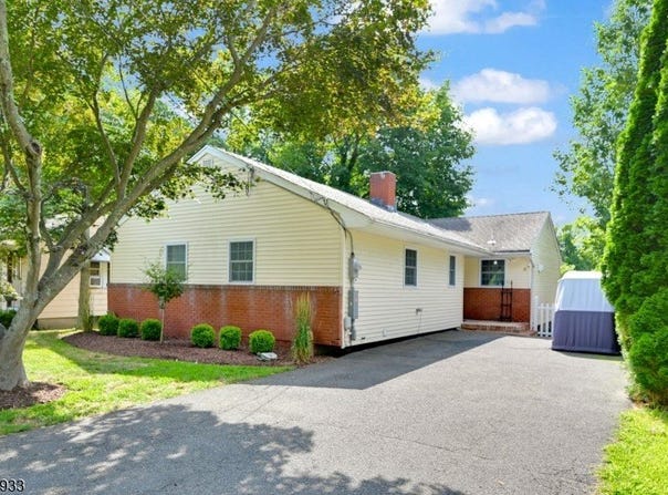 6 Park Pl, Pompton Lakes Boro, NJ 07442-1019