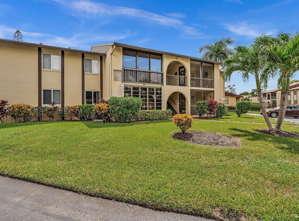 342 Pine Ridge Circle, Greenacres, FL 33463