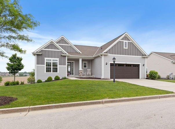 1386 Overlook Cir, Hartland, WI 53029