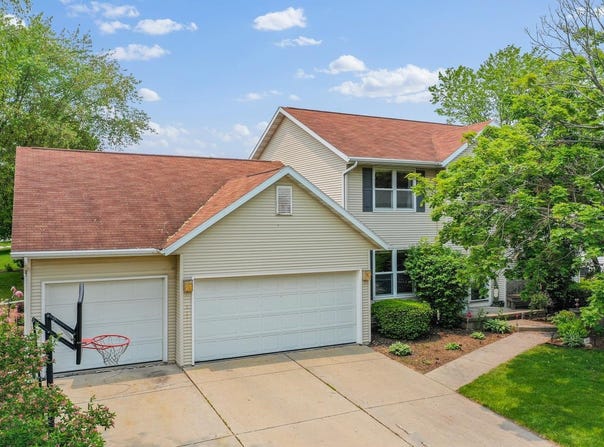 803 W GILE Circle, DE PERE, WI 54115-3684