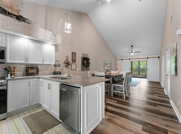 225 Lower Emerald Bay Circle, Hollister, MO 65672