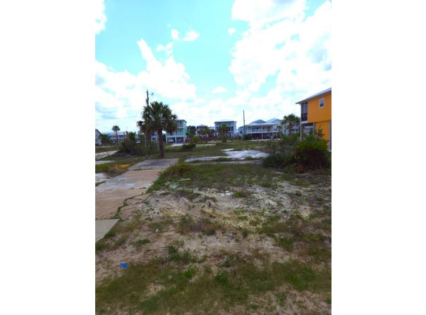 111 40th St, Mexico Beach, FL 32456