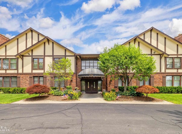 1750 Vernier, Grosse Pointe Woods, MI 48236