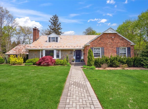 26 Woodgreen Lane, East Hills, NY 11577