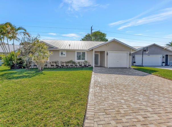 6664 SE Silverbell Avenue, Stuart, FL 34997