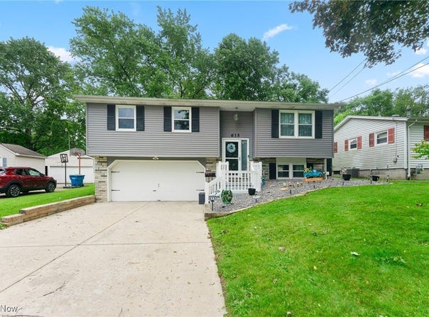 615 Elmwood Drive, Hubbard, OH 44425