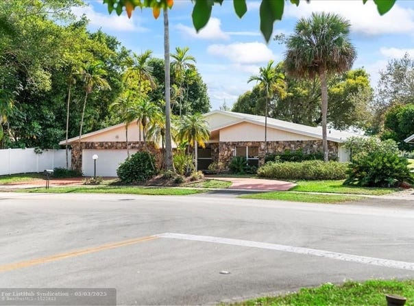 8600 Gatehouse Rd, Plantation, FL 33324