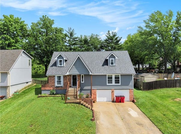 1117 NW ROANOKE Drive, Blue Springs, MO 64015