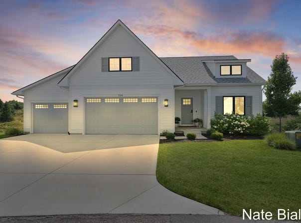 730 Stonebriar Circle, Grandville, MI 49418