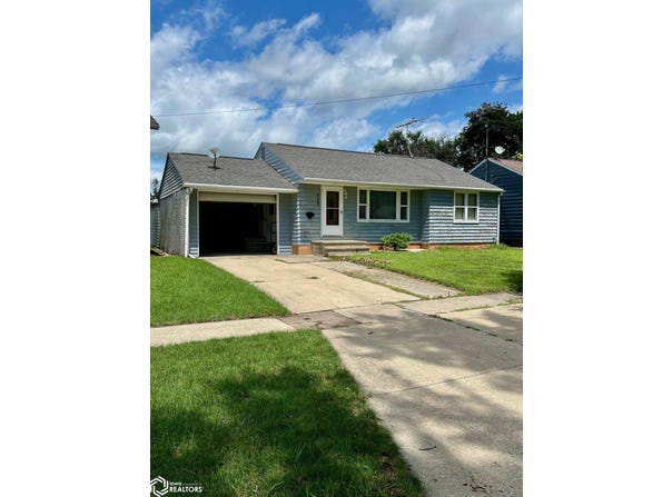 909 1St Avenue SE, Clarion, IA 50525
