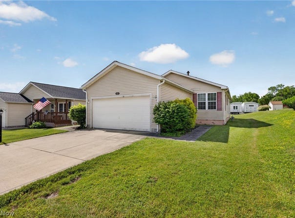 668 Woodlawn Rd, Chardon, OH 44024