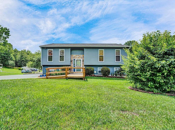 1124 Pedigo LN, Vinton, VA 24179