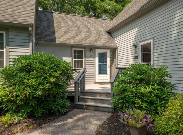 64 Glengarry Drive, Stratham, NH 03885