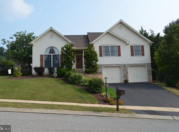 40 SCARLET OAK DRIVE, ETTERS, PA 17319