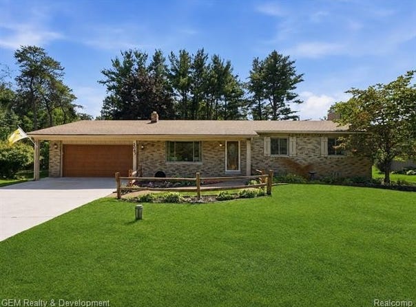 2067 Glen Iris Drive, Commerce Twp, MI 48382