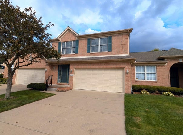 23721 W Lake Circle, Brownstown, MI 48183