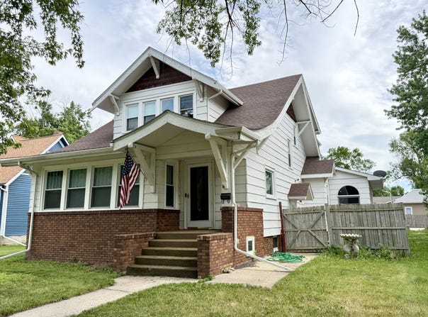 566 4th St SW, Huron, SD 57350