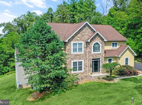 2 FOREST ROAD, MOHNTON, PA 19540