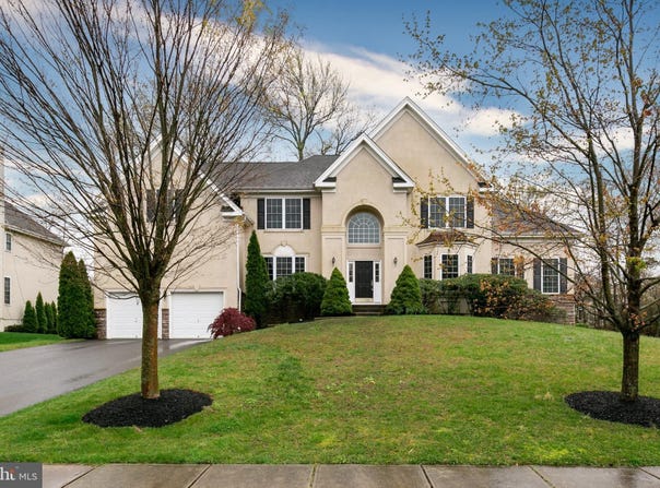 16 FOXCROFT Way, MOUNT LAUREL, NJ 08054