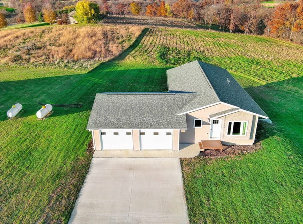 534 Hanover HIll Ln, Dorchester, IA 52140