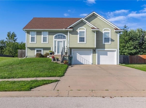 1902 NE Lake Drive, Smithville, MO 64089