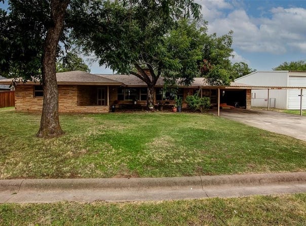 825 Vickie Drive, Azle, TX 76020