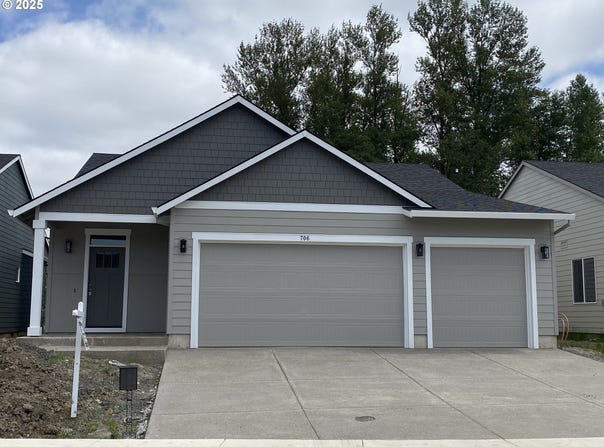 706 Tigerlily ST, Silverton, OR 97381