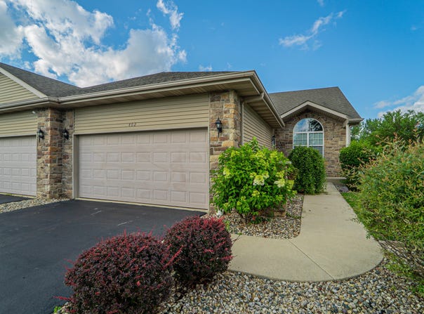 402 W Gard Drive, Crown Point, IN 46307