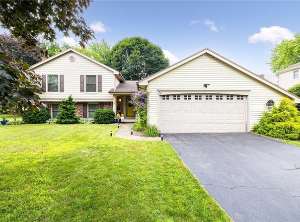 24 Pennicott Circle, Penfield, NY 14526