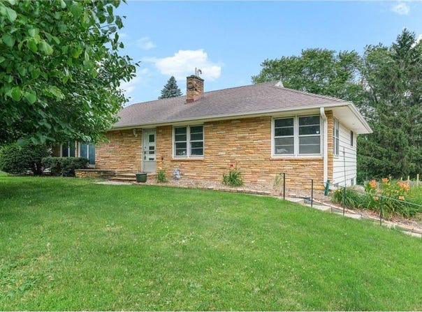 1941 Dodd Road, Mendota Heights, MN 55118