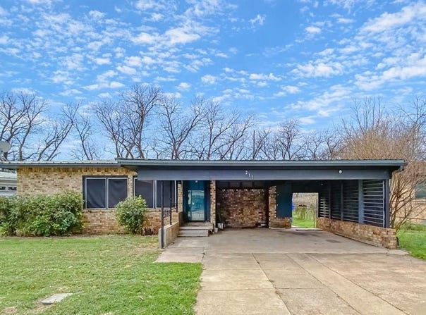 211 Paloma Street, Winters, TX 79567