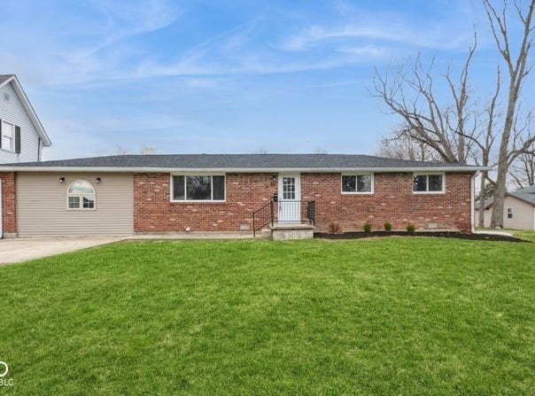 828 N 13th Street, Elwood, IN 46036
