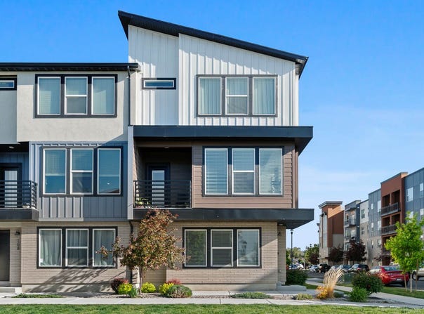 8307 S DURHAM St, Sandy, UT 84070