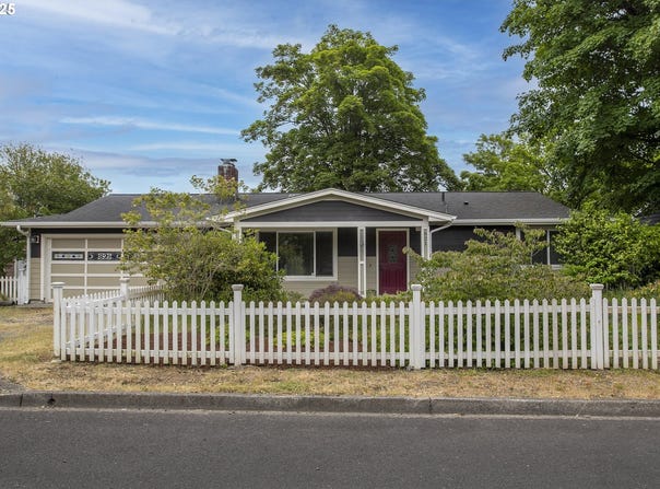 821 13TH AVE, Seaside, OR 97138