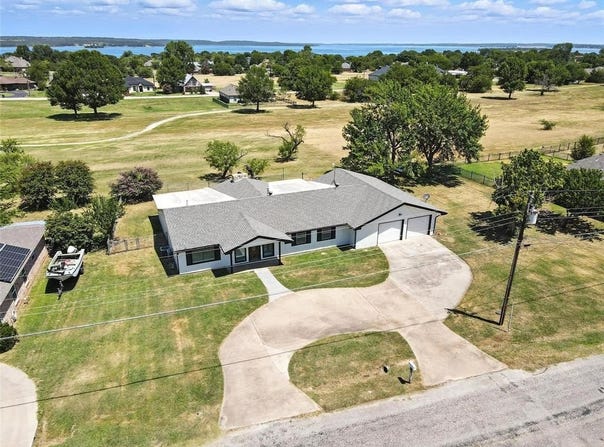 236 Half Moon Way, Runaway Bay, TX 76426