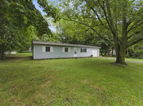 300 E Pickwick Drive, Syracuse, IN 46567
