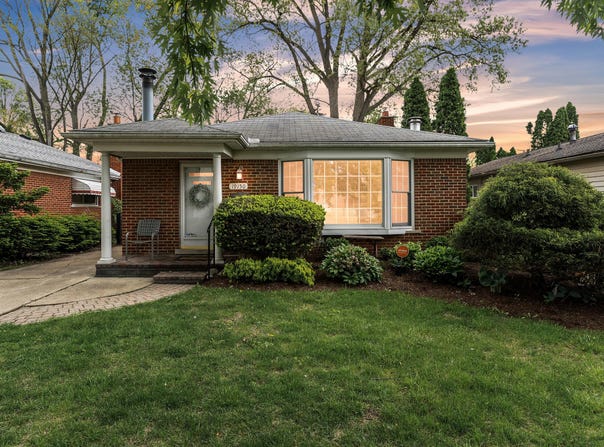 19150 Lexington, Redford, MI 48240