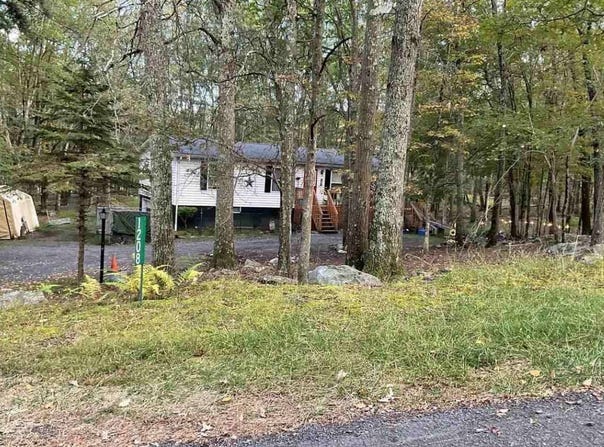 1208 Bluebird Ln, Bushkill, PA 18324