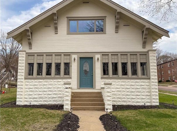 329 S 2nd Street, Le Sueur, MN 56058
