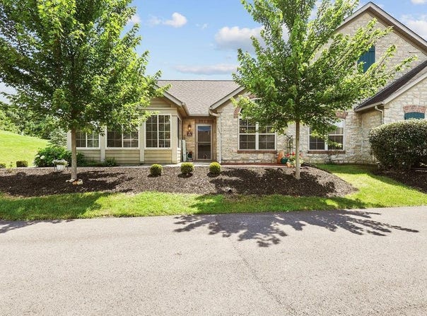 106 Stonegate Drive, Pataskala, OH 43062