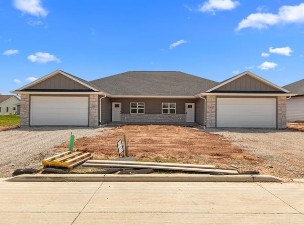 409 FOUNDERS Way, LITTLE CHUTE, WI 54140