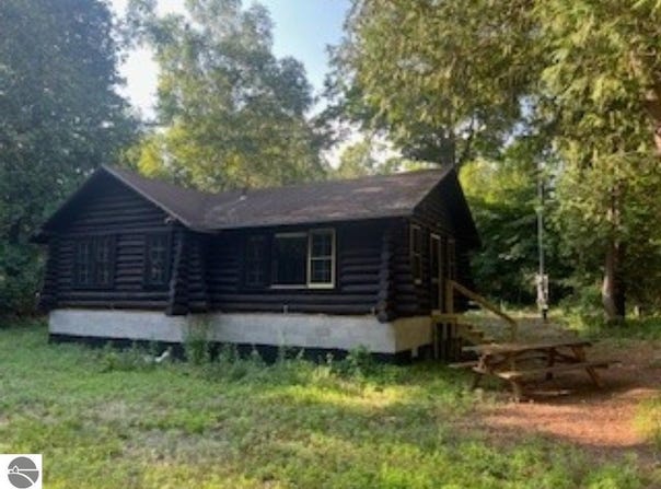 59 Broadway, Frankfort, MI 49635