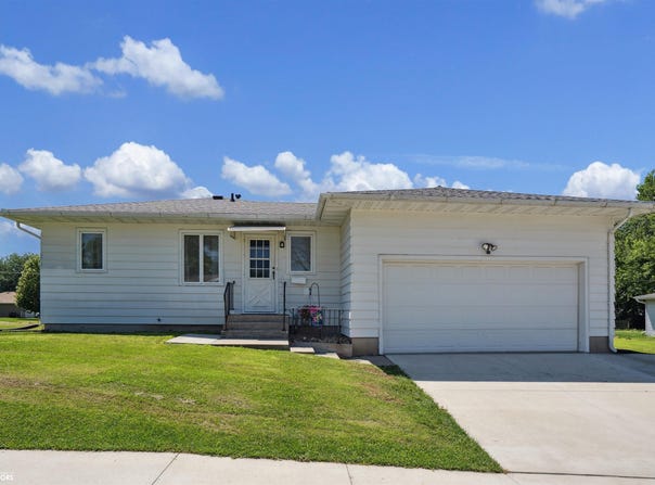 401 Edgeland Drive, Marshalltown, IA 50158