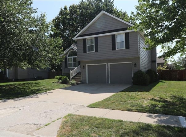 15558 S Apache Street, Olathe, KS 66062