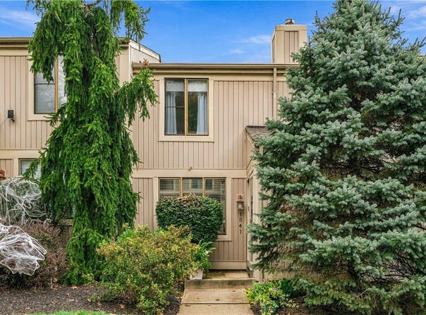 1541 Pineview Dr, Upper St Clair, PA 15241