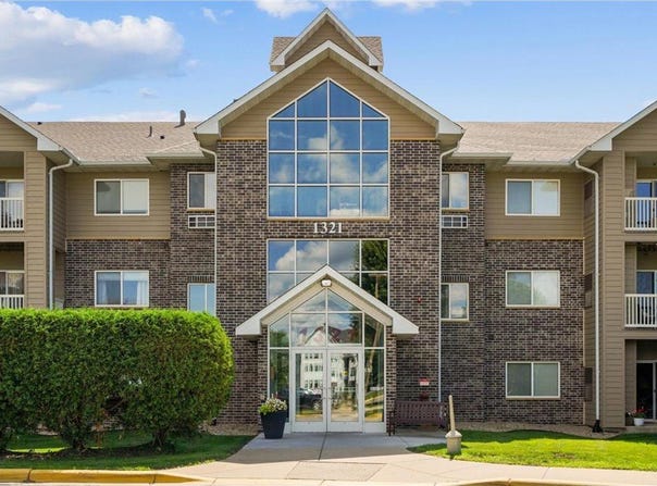 1321 Lake Drive W, Chanhassen, MN 55317