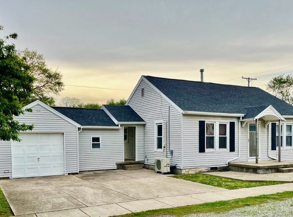 105 N. Hamill St., Crossville, IL 62827