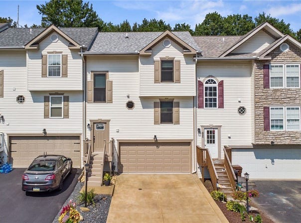 900 Talon Ct, Allegheny Twp, PA 15656